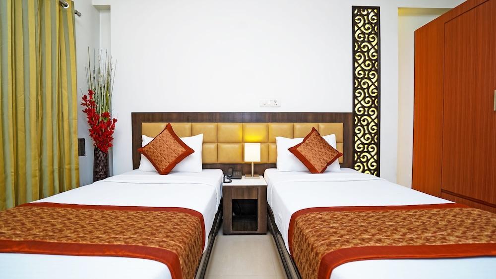 Hotel Pooja Palace New Delhi Exterior photo