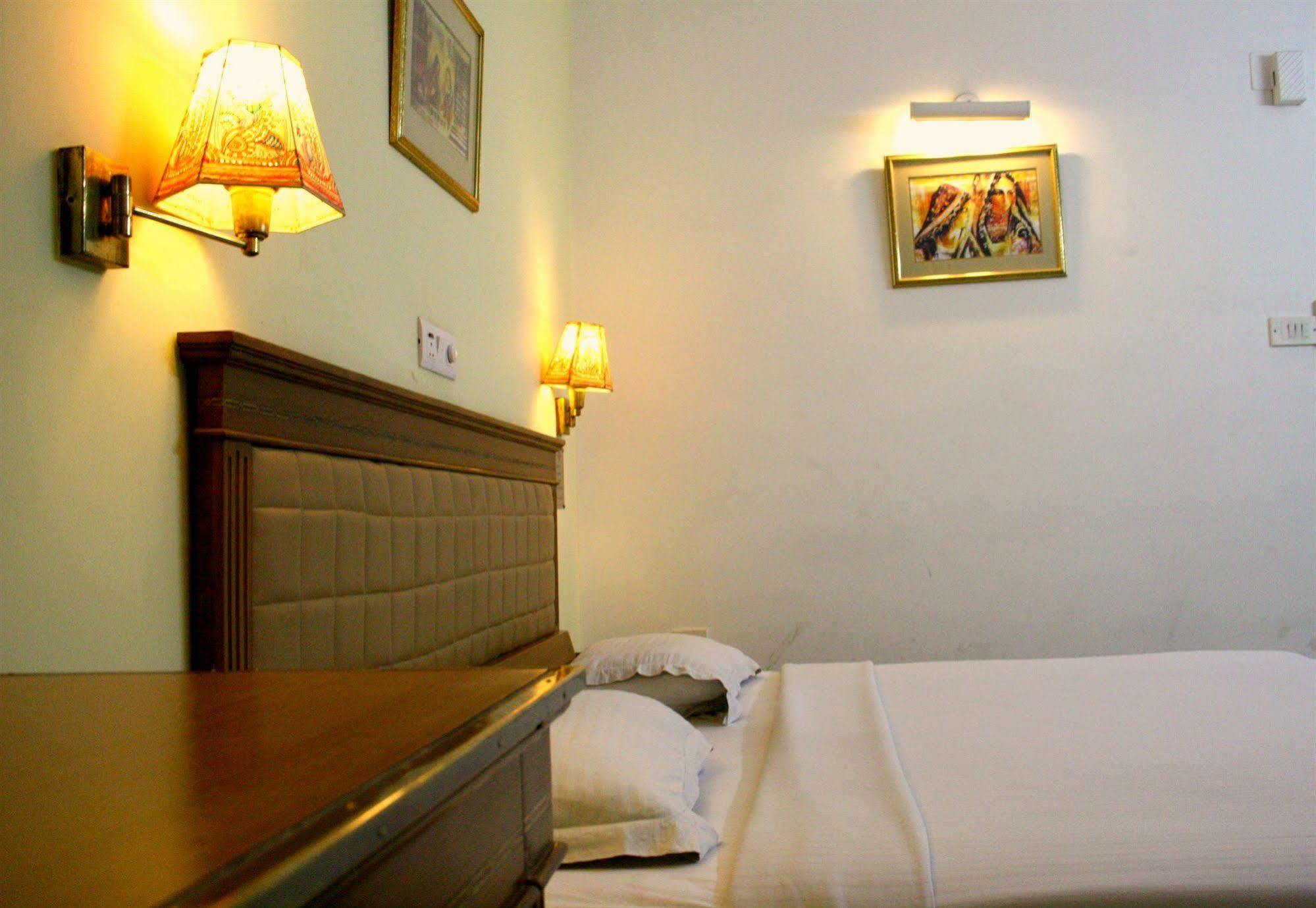 Hotel Pooja Palace New Delhi Exterior photo