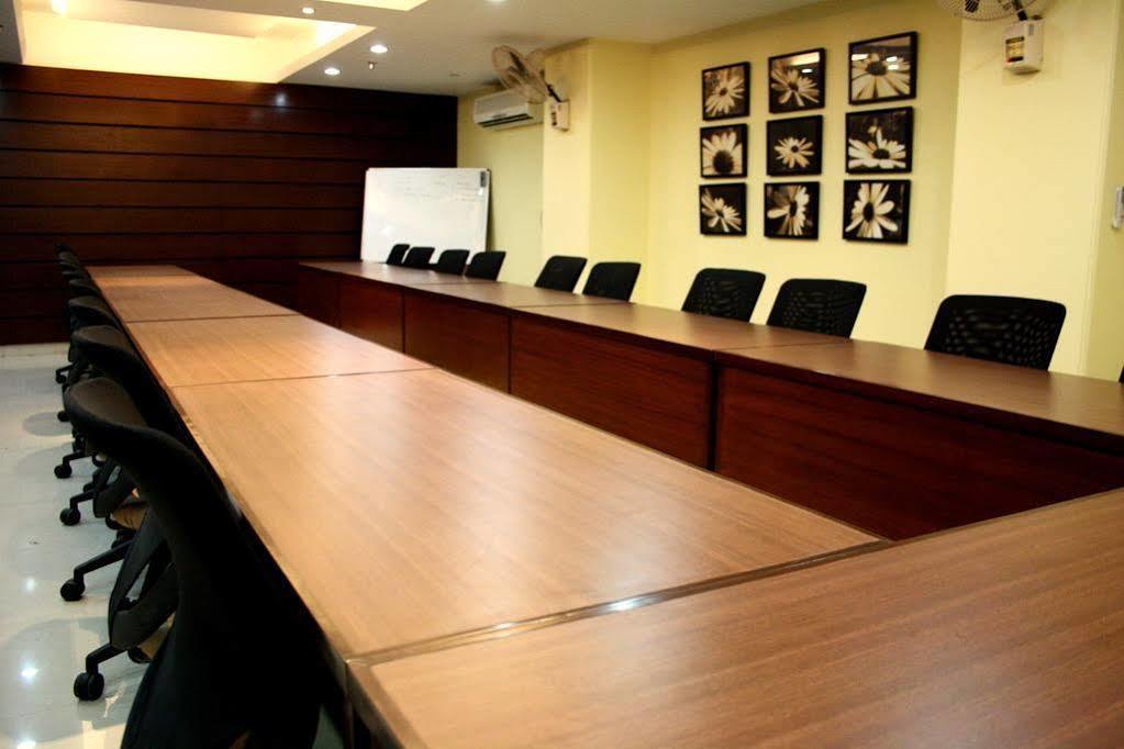 Hotel Pooja Palace New Delhi Exterior photo