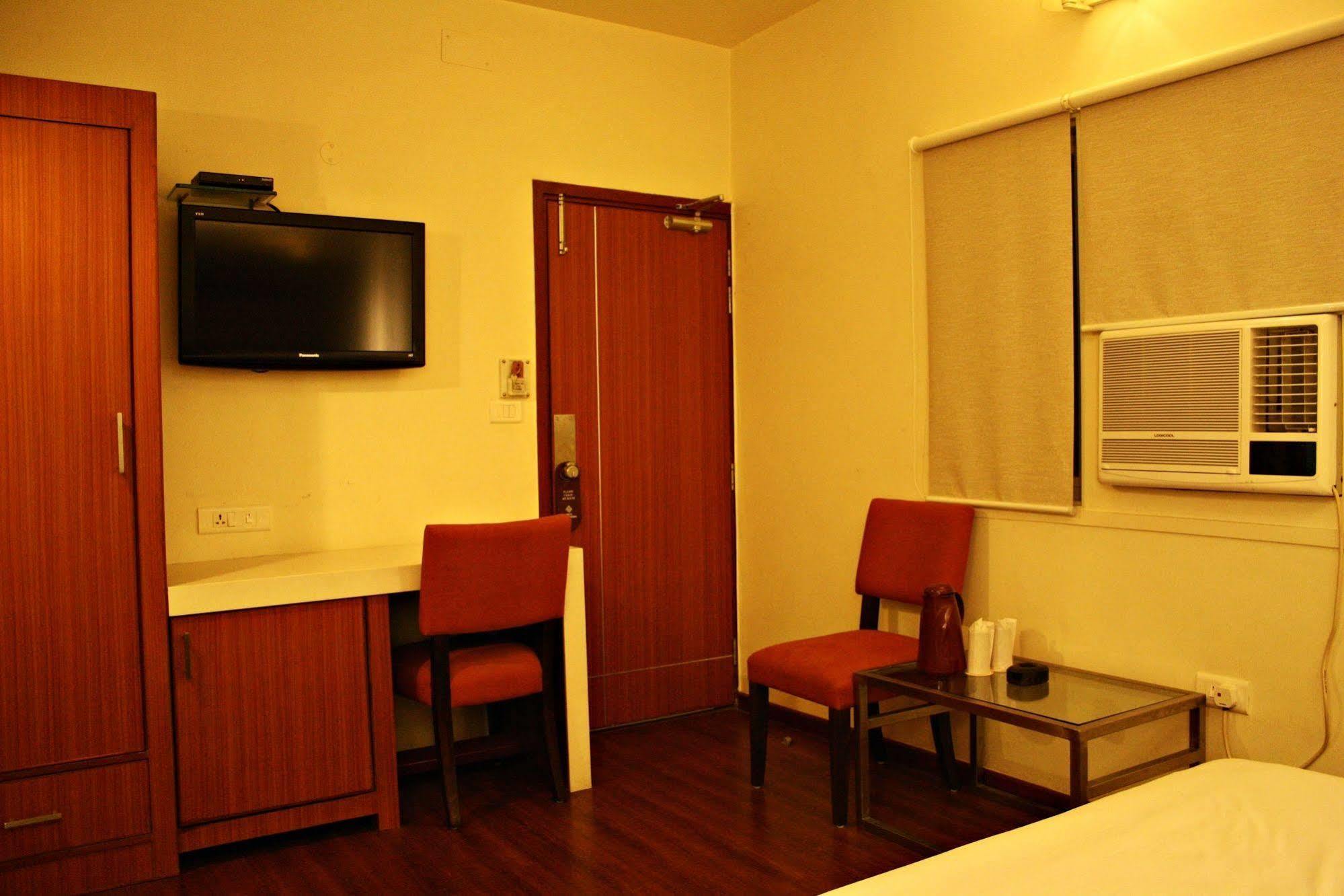 Hotel Pooja Palace New Delhi Exterior photo