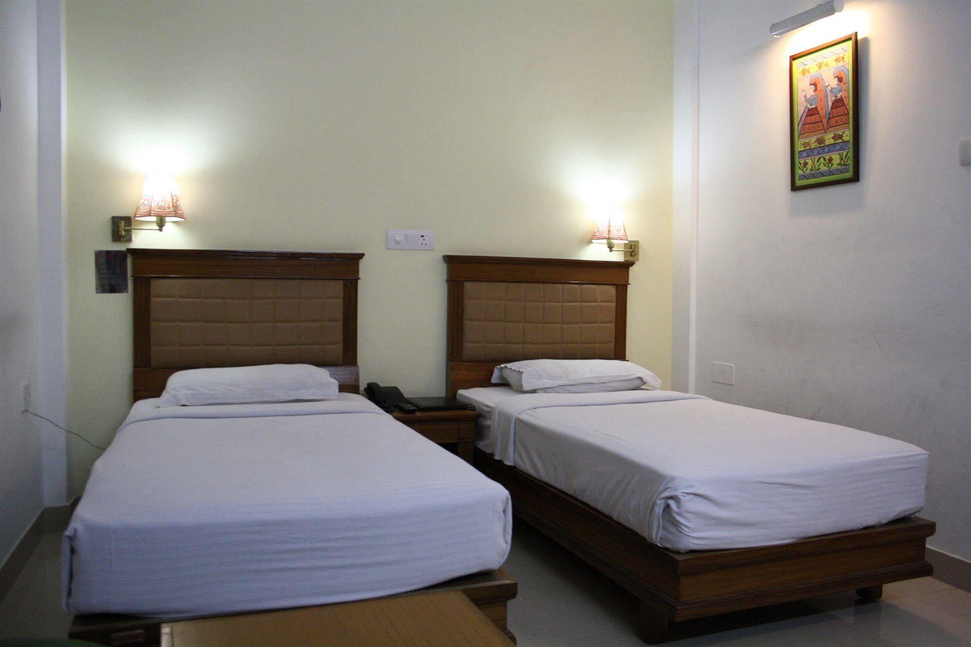 Hotel Pooja Palace New Delhi Exterior photo