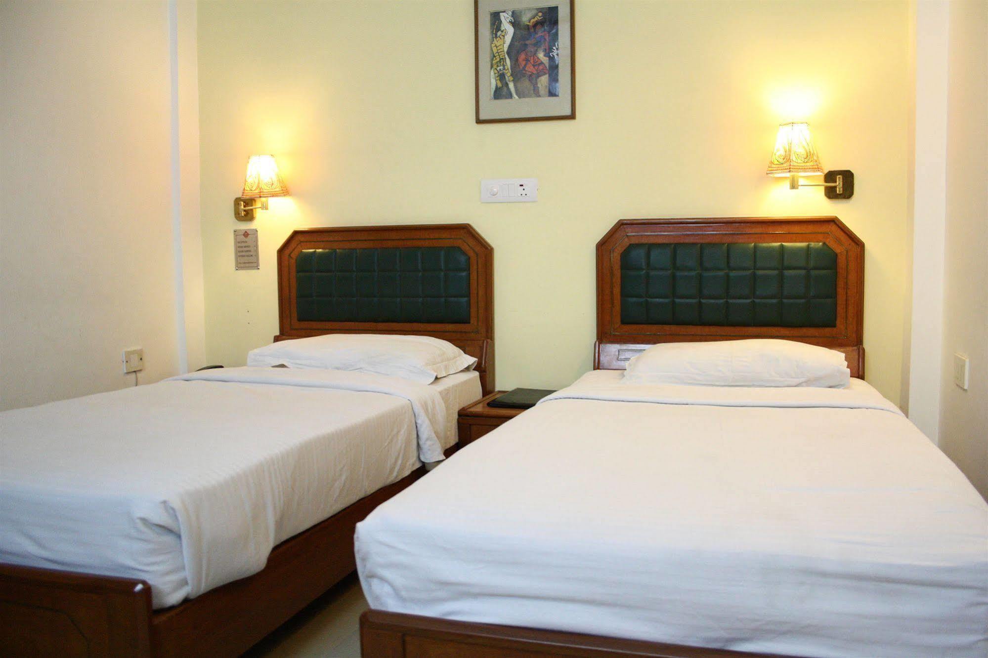 Hotel Pooja Palace New Delhi Exterior photo
