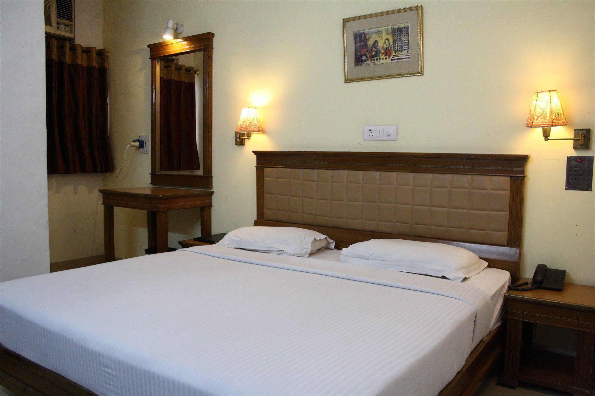Hotel Pooja Palace New Delhi Exterior photo