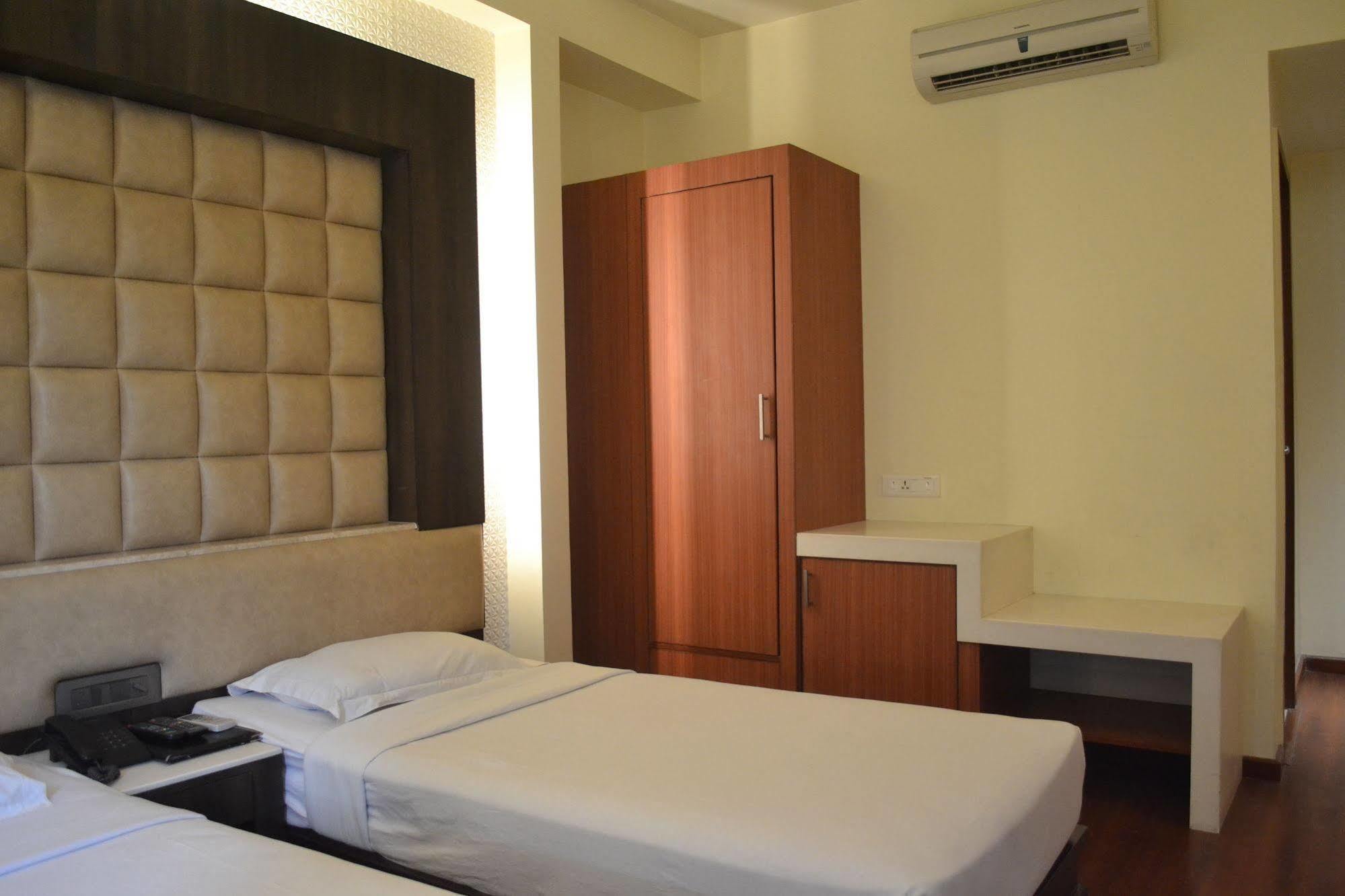Hotel Pooja Palace New Delhi Exterior photo