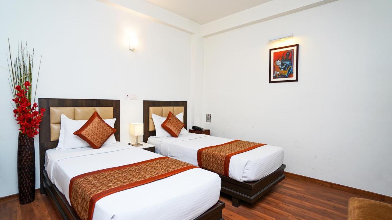 Hotel Pooja Palace New Delhi Exterior photo