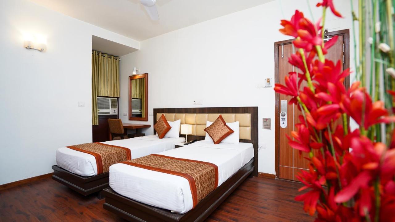 Hotel Pooja Palace New Delhi Exterior photo