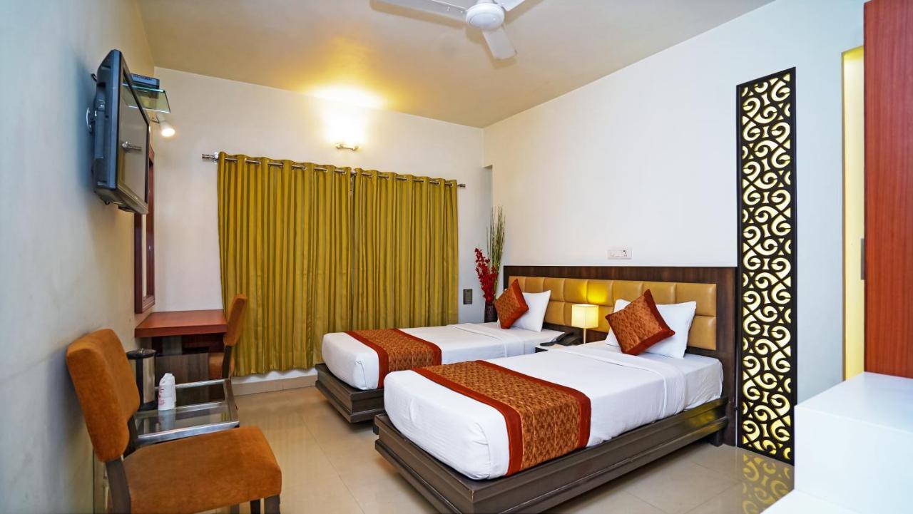 Hotel Pooja Palace New Delhi Exterior photo